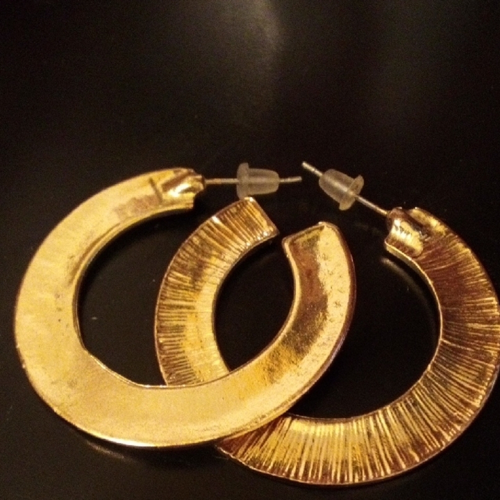 Elegant Gold Hoop Earrings - Picture 3 of 4